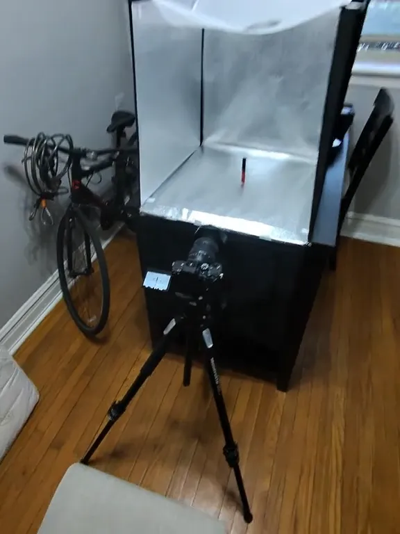The camera and lightbox used for the Adeja product setup