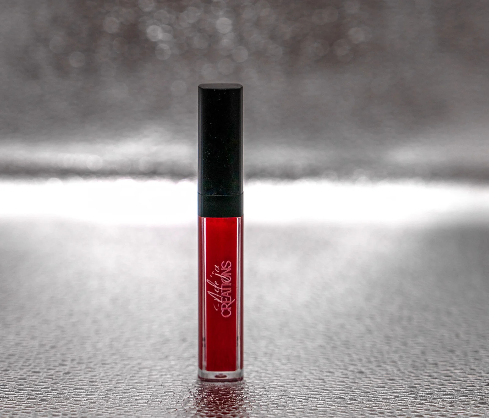 Adeja red gloss with a black cap on textured silver