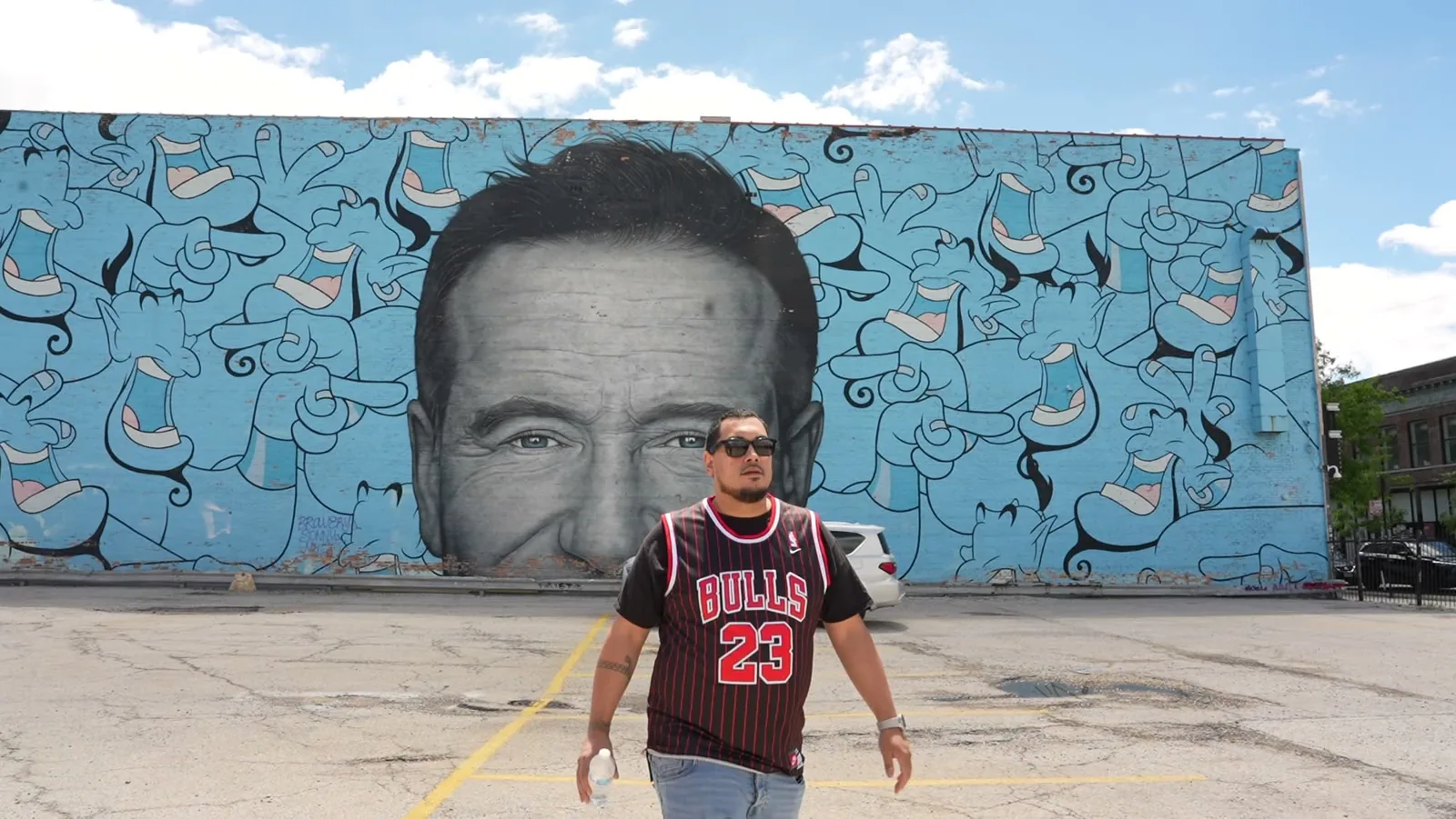 Kon in front of the Robin Williams mural in Chicago