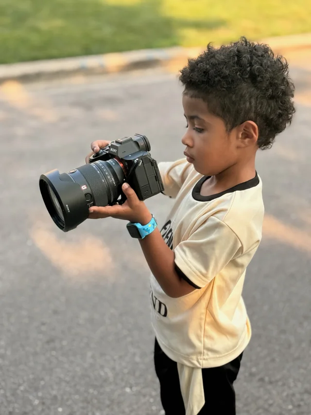A child exploring Riri behind the lens